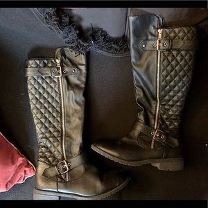 Unknown name black boots